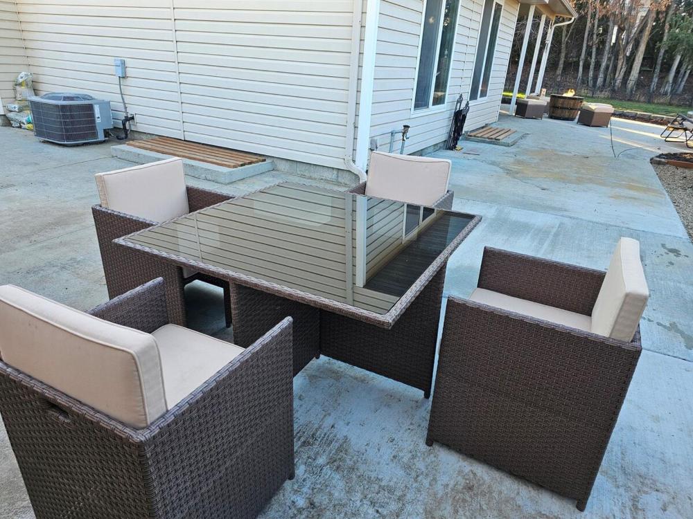 Centrally Located 1500 SqFt Private Guest Suite with Hot Tub